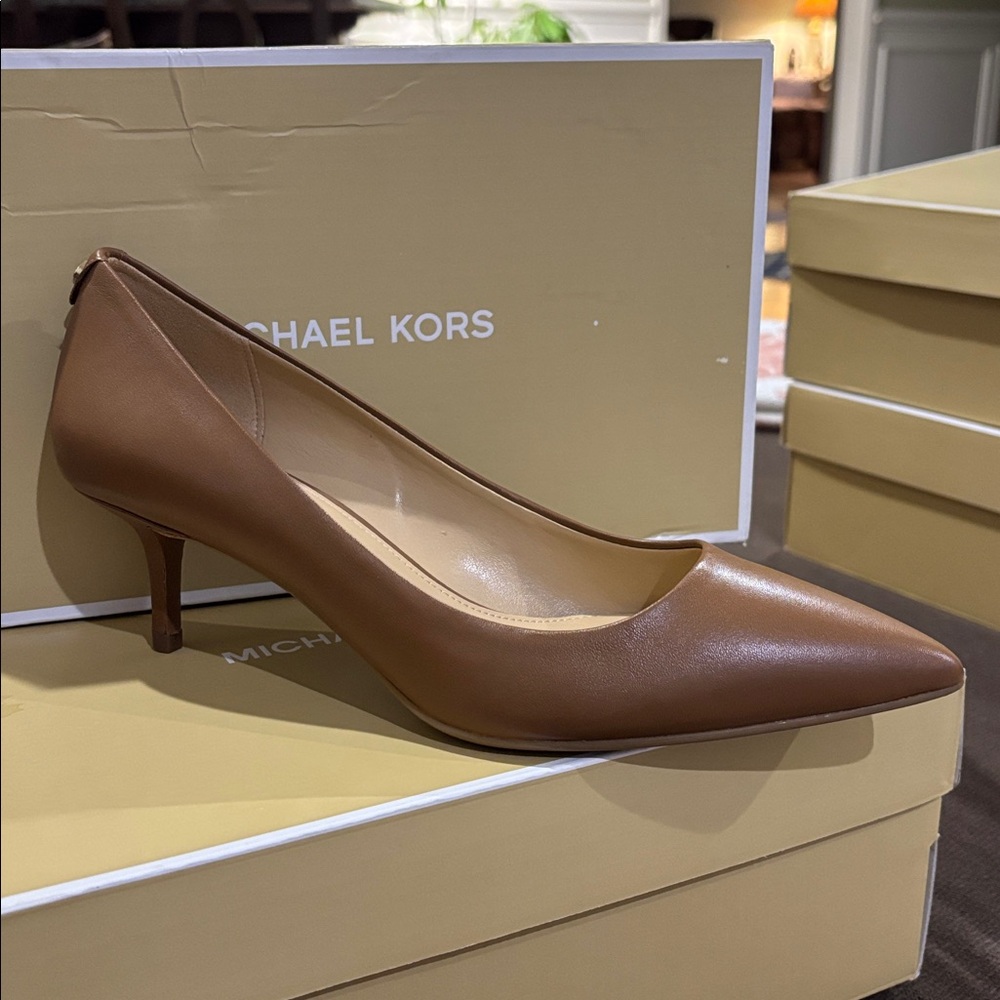 NIB • Michael Kors • Alina Flex Leather Kitten Pump